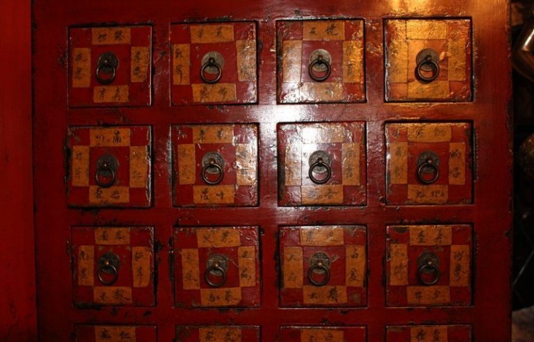 Antiker chinesischer Apothekerschrank rot | zu kaufen auf asian-garden.de