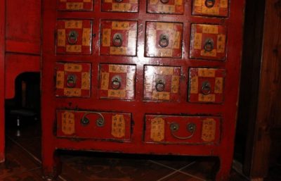Antiker chinesischer Schrank braun
