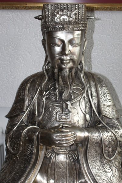 Chinesischer Kaiser aus Bronze, versilbert. Maße: 110 x 60 x 60 cm