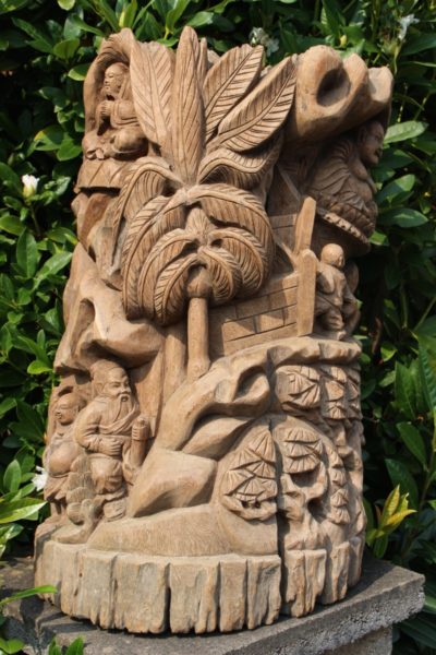 Holzrelief aus China, ca. 60 Jahre alt. Gefertigt aus Moorholz. Maße: 77 x 47 x 27 cm