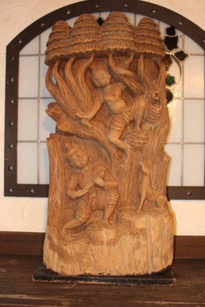 Holzrelief aus China, ca. 60 Jahre alt. Gefertigt aus Moorholz. Maße: 100 x 51 x 20 cm