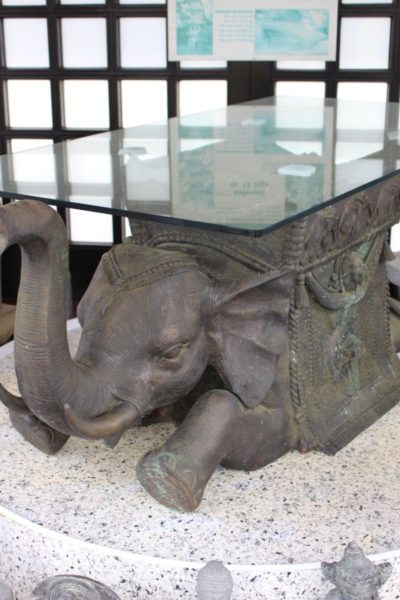Elefantentisch aus Bronze, Indien. Größe: 68,5 x 140 cm
