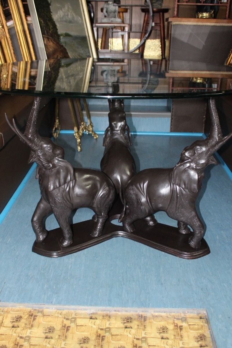 Elefantentisch aus Bronze. Größe: 75 x 120 cm