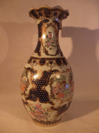 Verzierte chinesische Vase, 62 cm Herkunft: China Maße: 30 cm Durchmesser, Höhe: 63 cm Gewicht: 7,8 kg