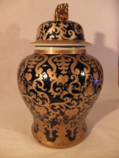 Verzierte chinesische Vase, 62 cm Material: Porzellan Herkunft: China Maße: 30 cm Durchmesser, Höhe: 63 cm Gewicht: 7,8 kg