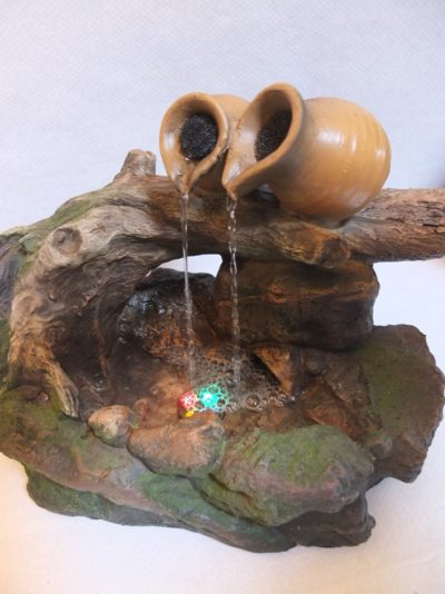 Zimmerbrunnen / Wasserspiel mit Beleuchtung, Strombetrieben Material: Holz / Kunststoff Herkunft: China Maße: 34 x 25 x 20 cm