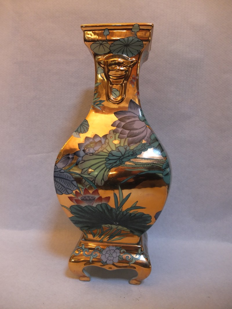 Große vergoldete Vase mit aufwendige Bemalungen Material: Bronze Herkunft: China Maße: 38 x 17 cm mit Sockel