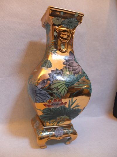 Große vergoldete Vase mit aufwendige Bemalungen Material: Bronze Herkunft: China Maße: 38 x 17 cm mit Sockel