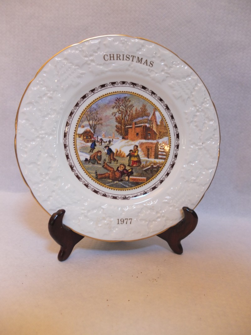 Dekorativer Teller "Christmas" Material: Porzellan Motiv: Weihnachten, Kinder beim Schlittschuhlaufen Durchmesser: 23 cm mit Stativ / Halterung