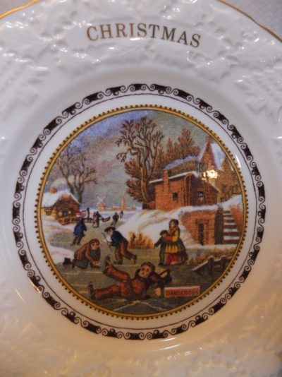 Dekorativer Teller "Christmas" Material: Porzellan Motiv: Weihnachten, Kinder beim Schlittschuhlaufen Durchmesser: 23 cm mit Stativ / Halterung
