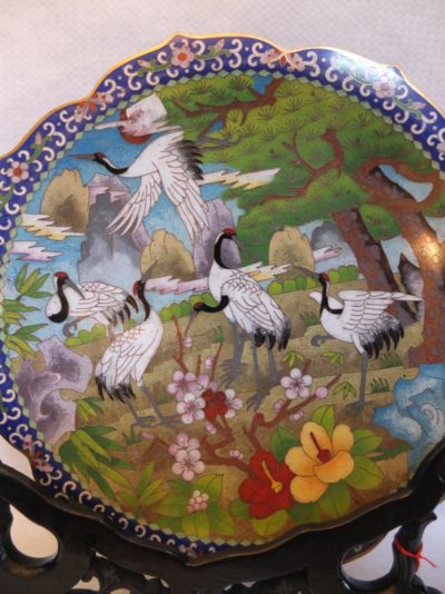 Dekorativer Teller "Fliegende Kraniche" Material: Porzellan Motiv: Kraniche unter Baum, Flugpause Durchmesser: 30 cm mit Stativ / Halterung