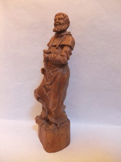 Holz - Figur "Geistlicher mit Weinglas" Material: Holz Motiv: Geistlicher mit Mütze unterm Arm und Weinglas in der Hand Maße: 42 x 12 cm