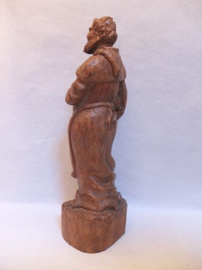 Holz - Figur "Geistlicher mit Weinglas" Material: Holz Motiv: Geistlicher mit Mütze unterm Arm und Weinglas in der Hand Maße: 42 x 12 cm