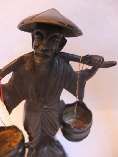 Bronze - Figur "Wasserträger" Material: Bronze Motiv: Chinesischer Mann mit 2 Wasserbehältern auf der Schulter Maße: 32 x 8 cm