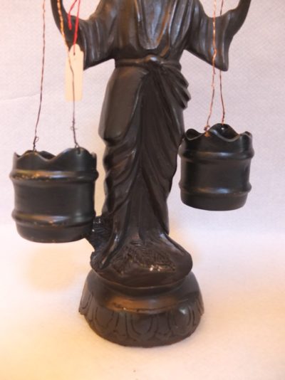 Bronze - Figur "Wasserträger" Material: Bronze Motiv: Chinesischer Mann mit 2 Wasserbehältern auf der Schulter Maße: 32 x 8 cm