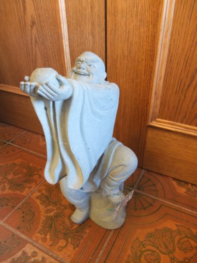 Steinfigur "Gott des langen Lebens" Material: Stein Motiv: Gott des langen Lebens / Figur mit ausgestreckten Armen mit einem Topf Wasser Maße: 51 x 19 cm
