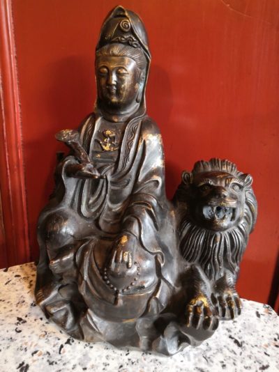 Sitzende Kuanin Figur mit Löwe, 27cm Material: Bronze Maße: 27cm x 22cm Gewicht: 10 kg
