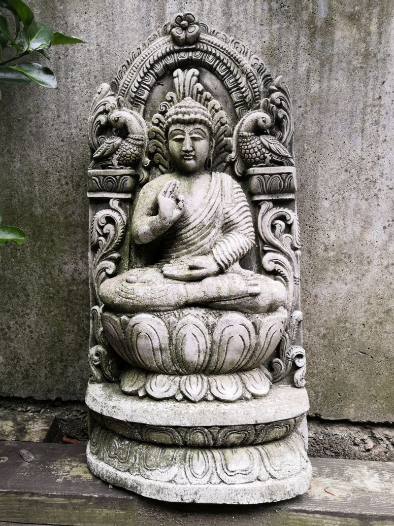 Akshobhya Buddha aus Stein, als Relief Herkunft: Indien Material: Stein Maße: 56 x 30 cm Gewicht: 20 kg