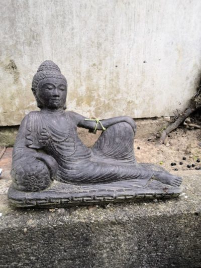 Liegender Buddha Material: Stein Maße: 38 x 32 x 15 cm Gewicht: 7 kg