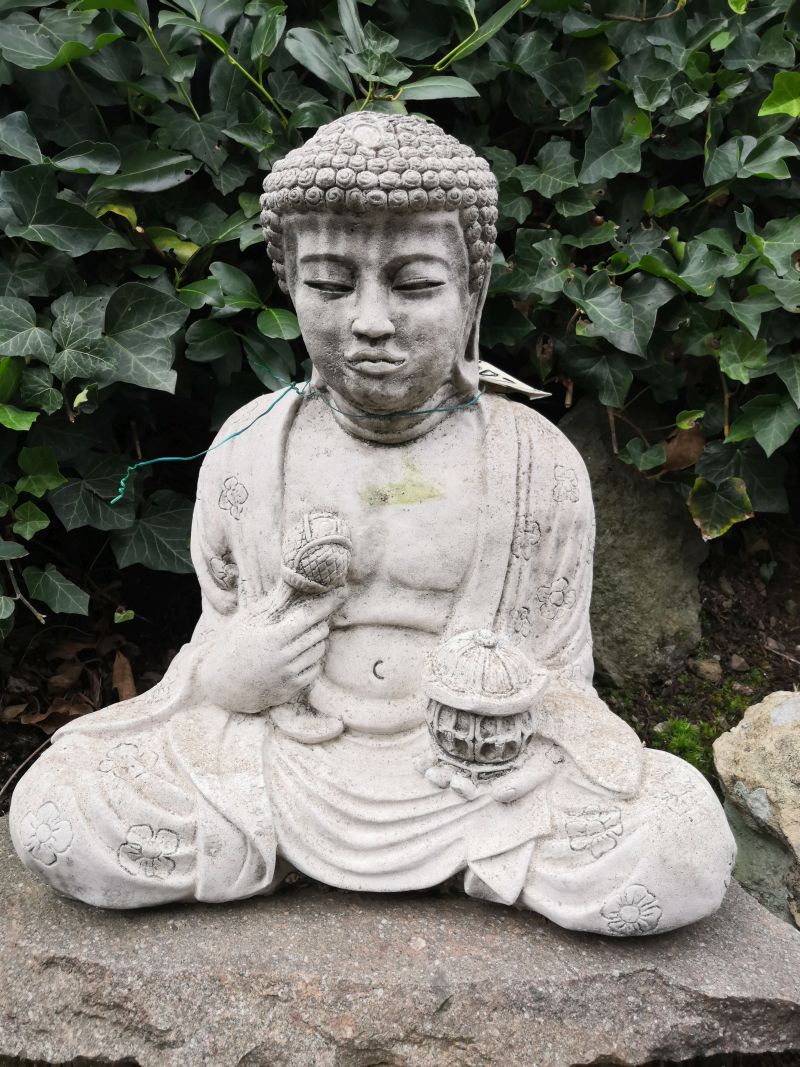 Buddha sitzend aus Beton, 45 cm Material: Beton Maße: 45 x 40 x 30 cm Gewicht: 30 kg