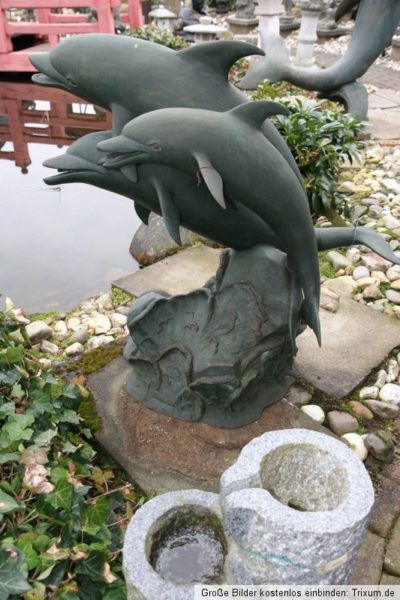 Delphin Brunnen / Wasserspeier / Springbrunnen aus Bronze. Maße: 100 x 95 x 50 cm