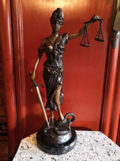 Justizia aus Bronze, 44 cm Material: Bronze Maße: 44 x 16 cm Gewicht: 10 kg