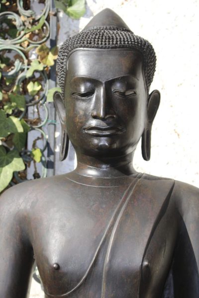 Detailansicht des Khmer Buddha. Hochwertige Figur aus dem Onlineshop von Asian Garden, www.asian-garden.de