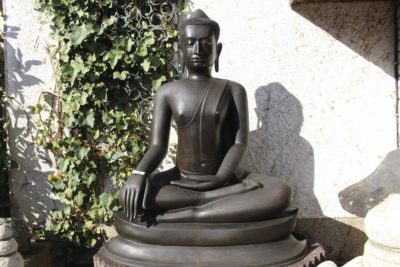 Detailansicht des Khmer Buddha. Hochwertige Figur aus dem Onlineshop von Asian Garden, www.asian-garden.de
